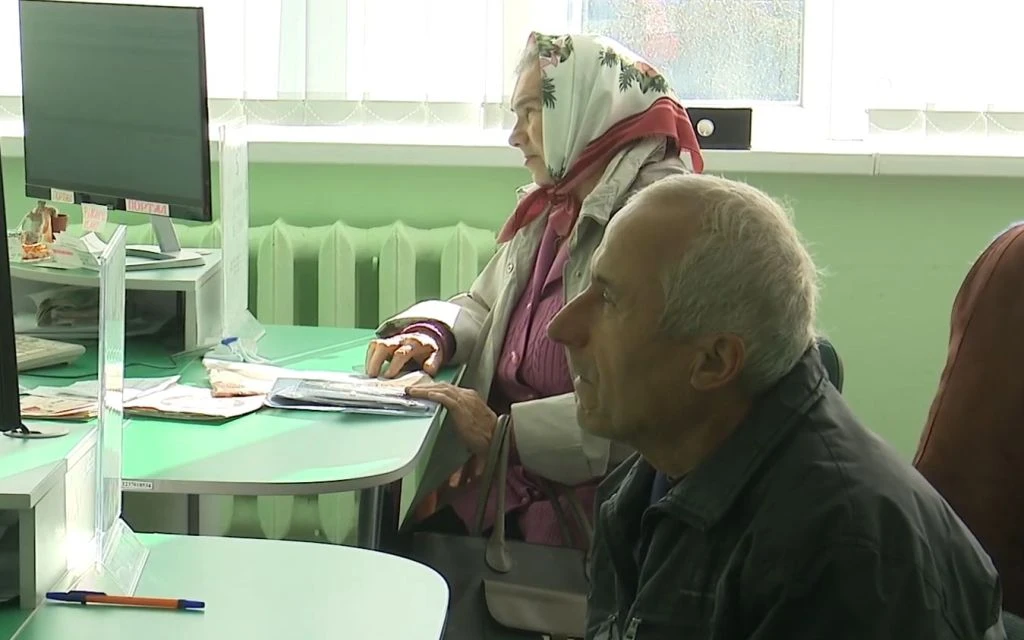 Пенсію після переїзду за кордон можуть урізати або припинити: що треба перевірити