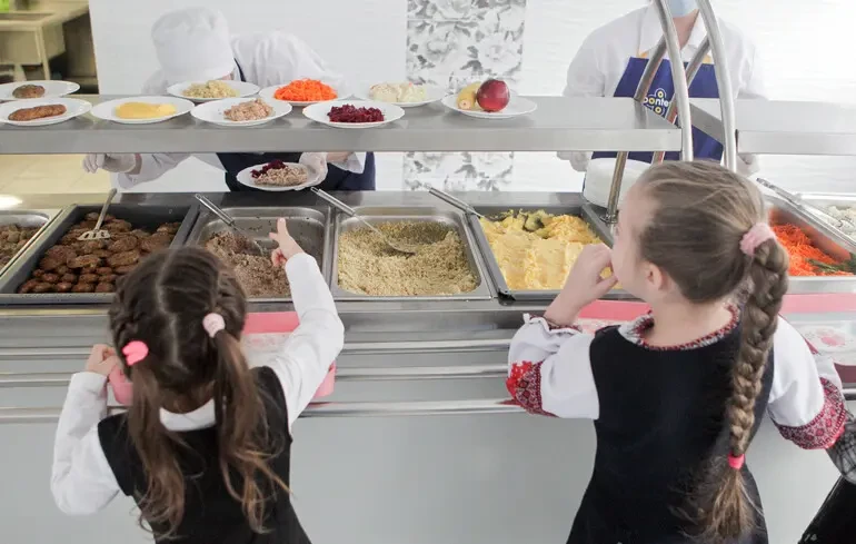 Школи готують безкоштовне харчування для всіх: де виникли проблеми