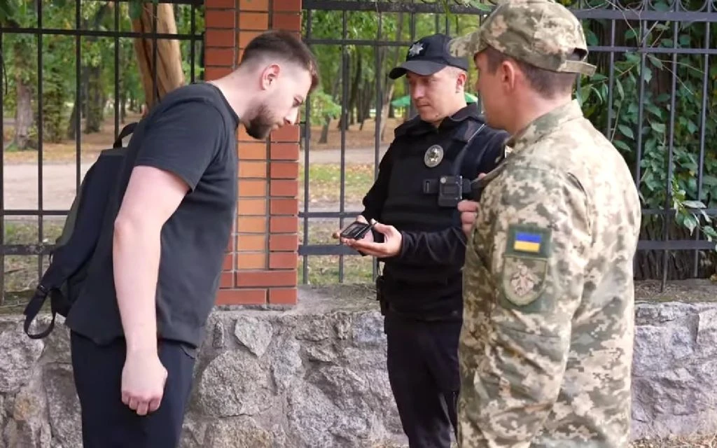 Втеча від ТЦК може закінчитися штрафом до 25 500 грн: коли загрожує позбавлення волі на 5 років